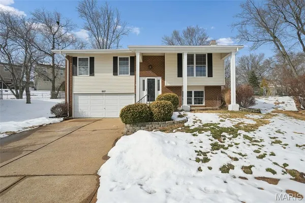 $325,000 | 857 Village Meadow Drive, Ballwin, MO 63021