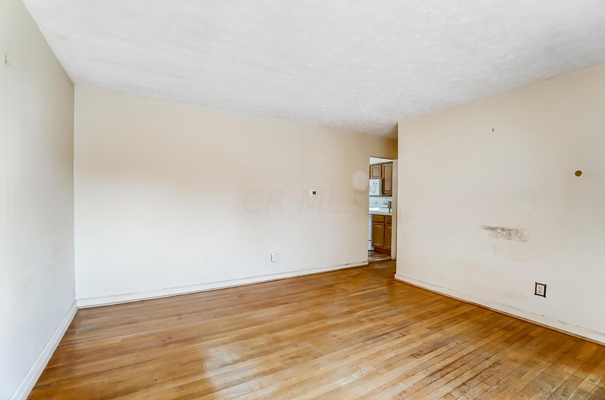 2094 Ward Road Columbus, OH 43224 - Photo 5 of 35 006