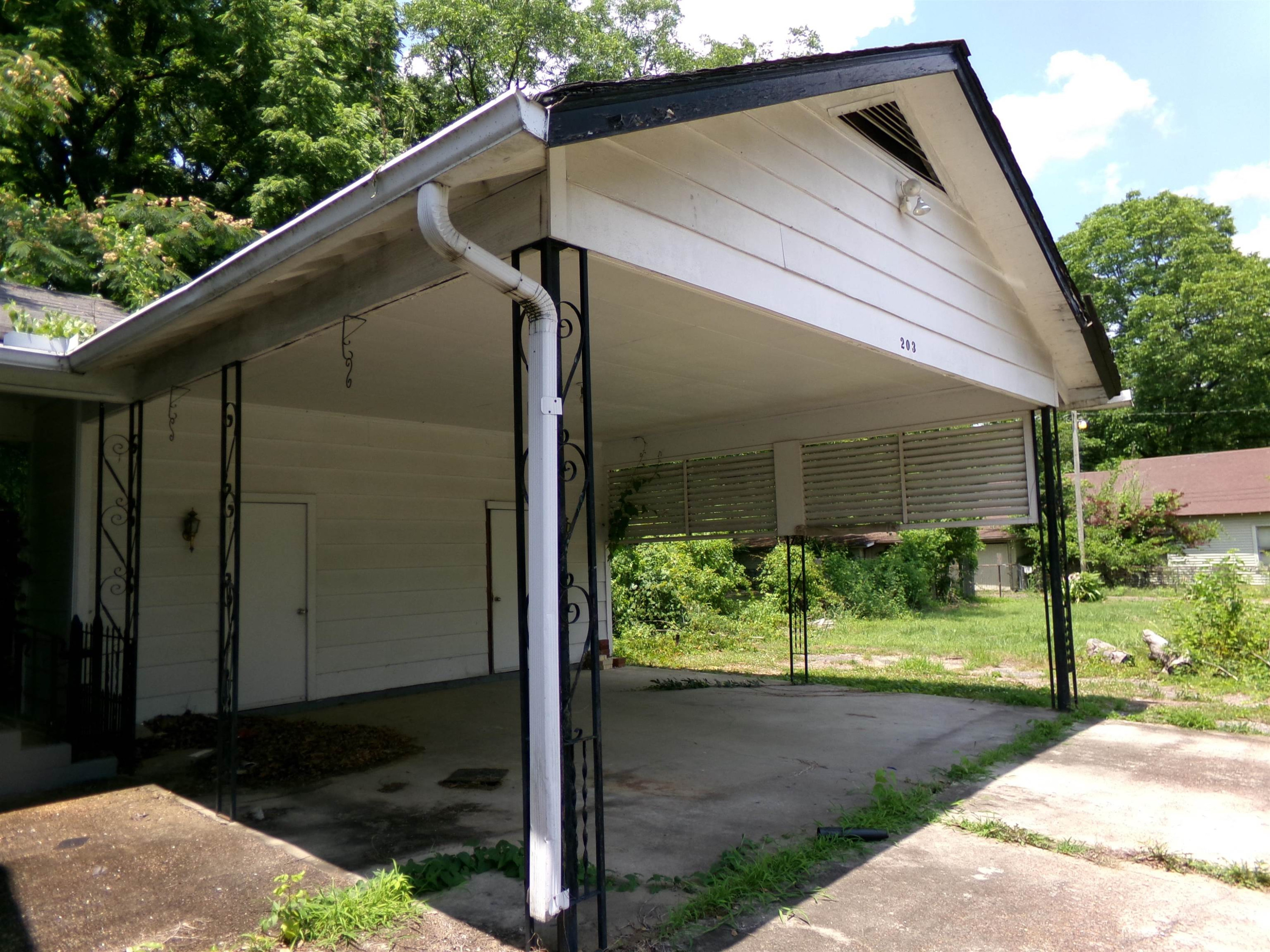 203 Division Avenue Jackson, TN 38301 - Photo 4 of 8 a backyard of a house with green space