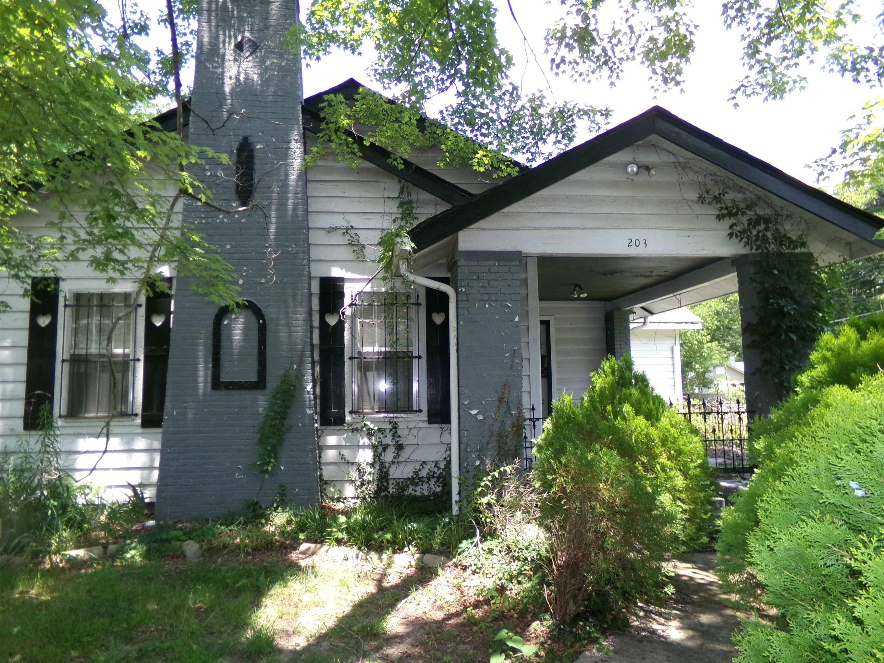 203 Division Avenue Jackson, TN 38301 - Photo 6 of 8 a front view of a house with garden