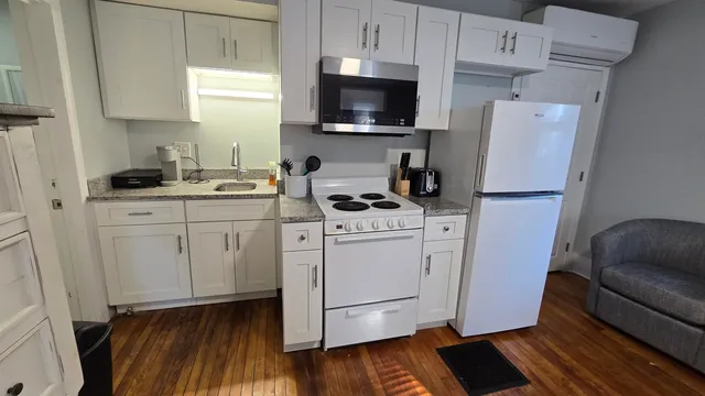 $1,700 | 579 State Street, Unit 2, Portsmouth, NH 03801