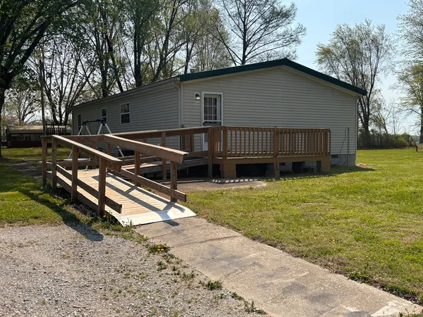a view of a house with backyard