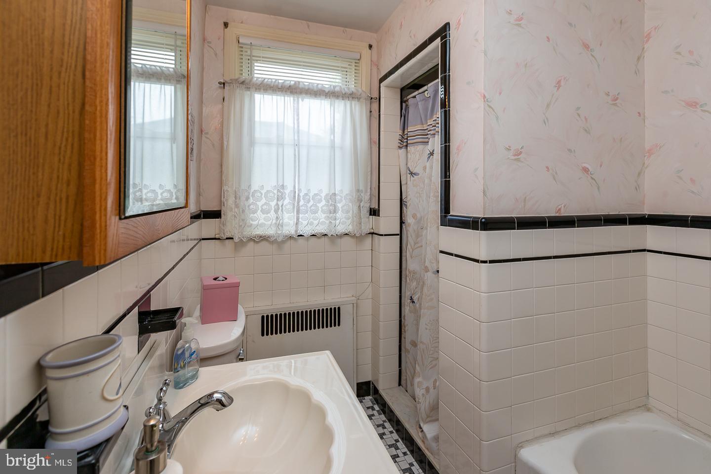 672 Rose Street Lansdowne, PA 19050 - Photo 20 of 30 Hall bathroom - 2nd floor