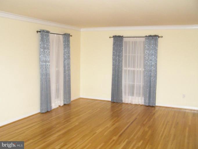 15809 White Rock Road Gaithersburg, MD 20878 - Photo 11 of 30 Living Room