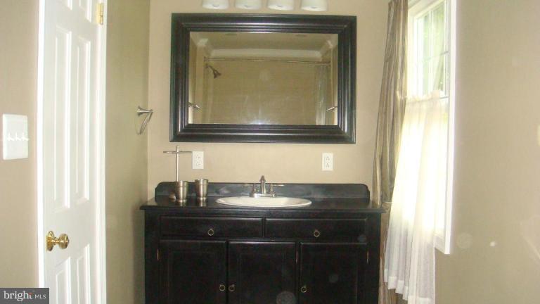15809 White Rock Road Gaithersburg, MD 20878 - Photo 6 of 30 Master Bath