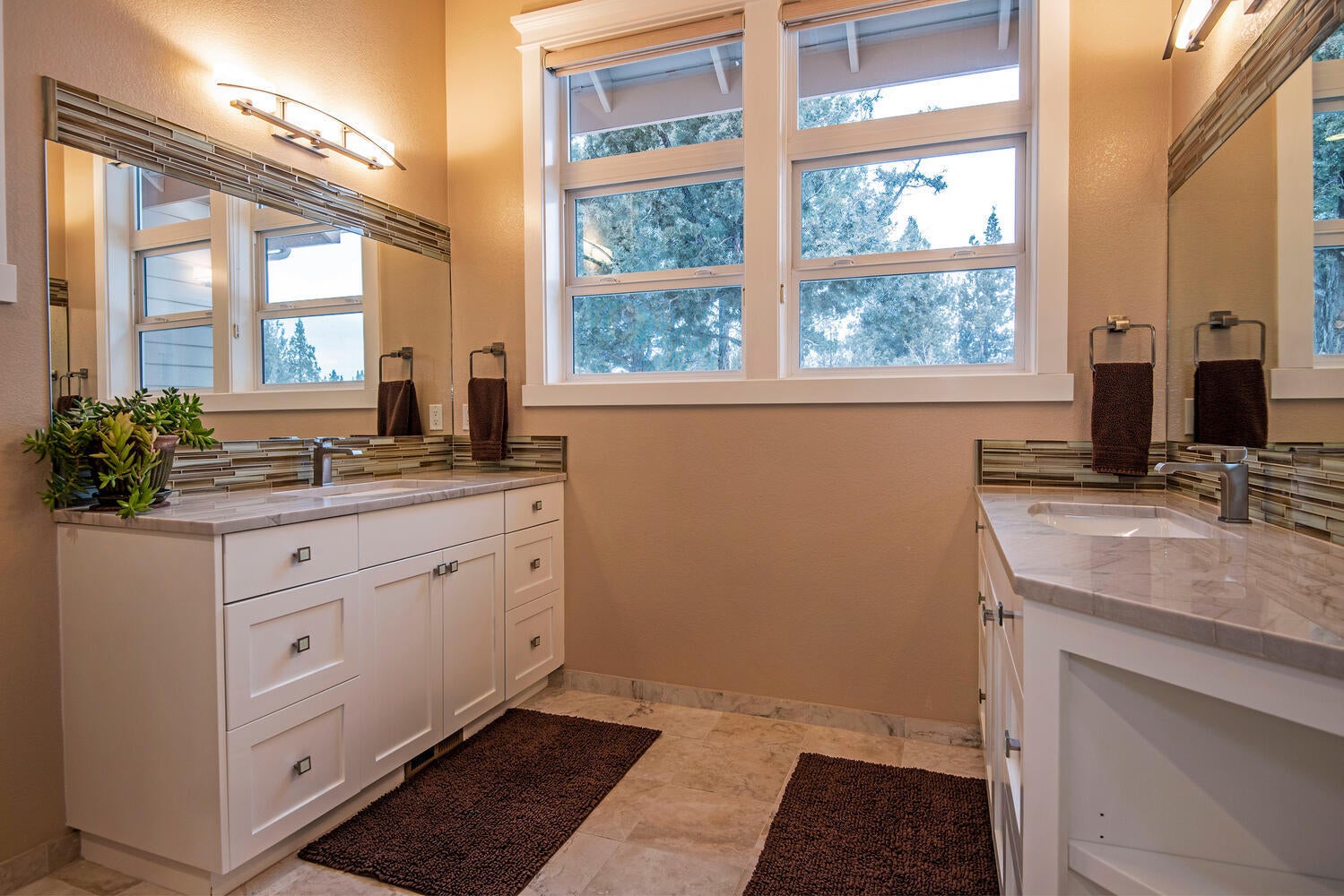 17470 Mountain View Road Sisters, OR 97759 - Photo 19 of 50 Master bath with double vanities