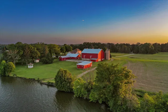 $1,399,900 | N4554 Lakeview Road, Hustisford, WI 53034