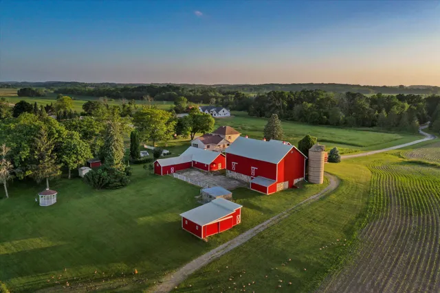 $1,399,900 | N4554 Lakeview Road, Hustisford, WI 53034