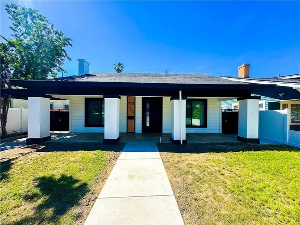 a view of a house with backyard and porch