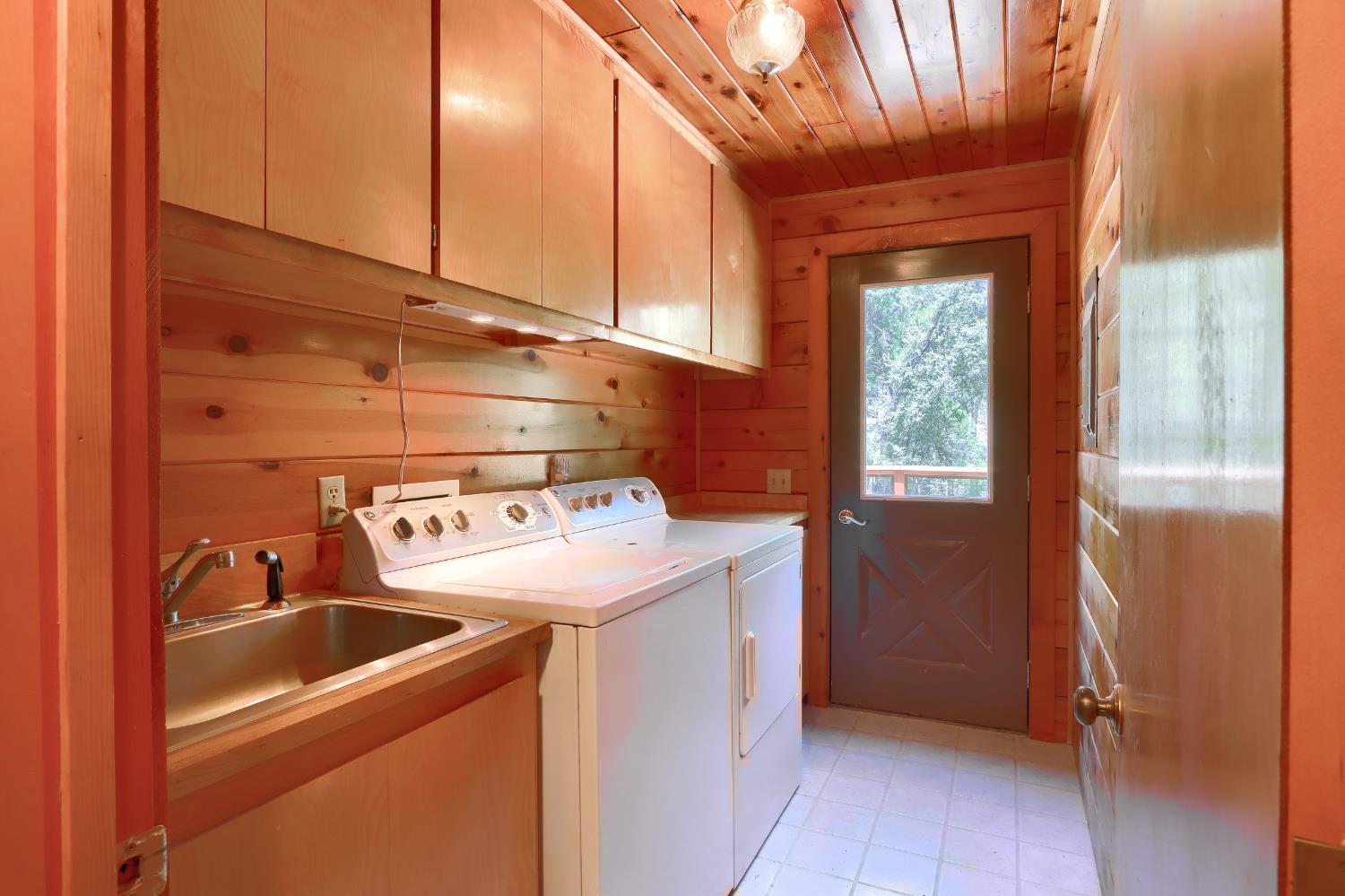 7190 Hites Cove Road Mariposa, CA 95338 - Photo 30 of 61 a utility room with dryer and washer