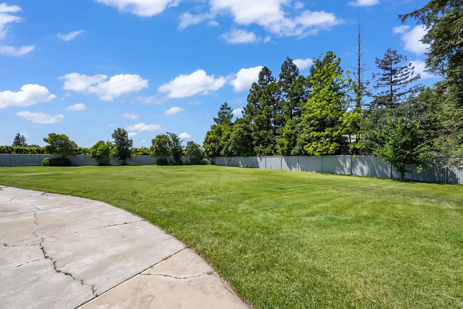 6112 Slaton Court Stockton, CA 95215 - Photo 33 of 46 a view of a garden and basketball court