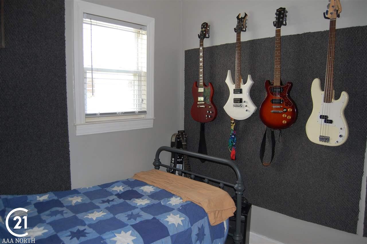 2470 Melvin Avenue Rochester, MI 48307 - Photo 21 of 26 1st Bedroom (Entry)