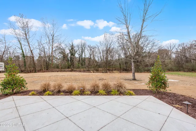 a view of backyard space