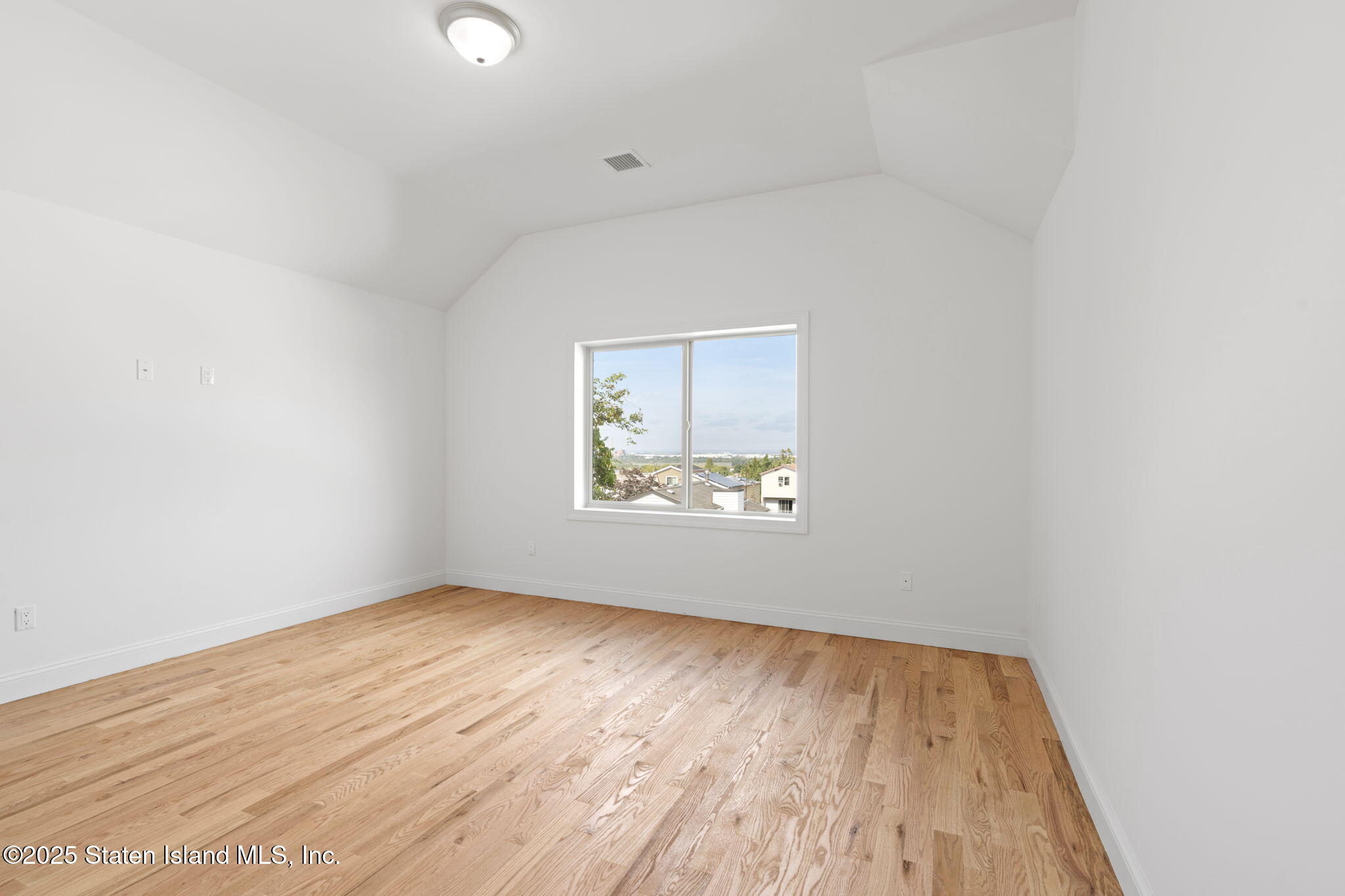 1370 Forest Hill Road, Unit 2B Staten Island, NY 10314 - Photo 7 of 20 an empty room with a window