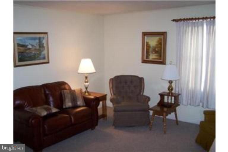133 Devonshire Road Hagerstown, MD 21740 - Photo 7 of 20 Living Room