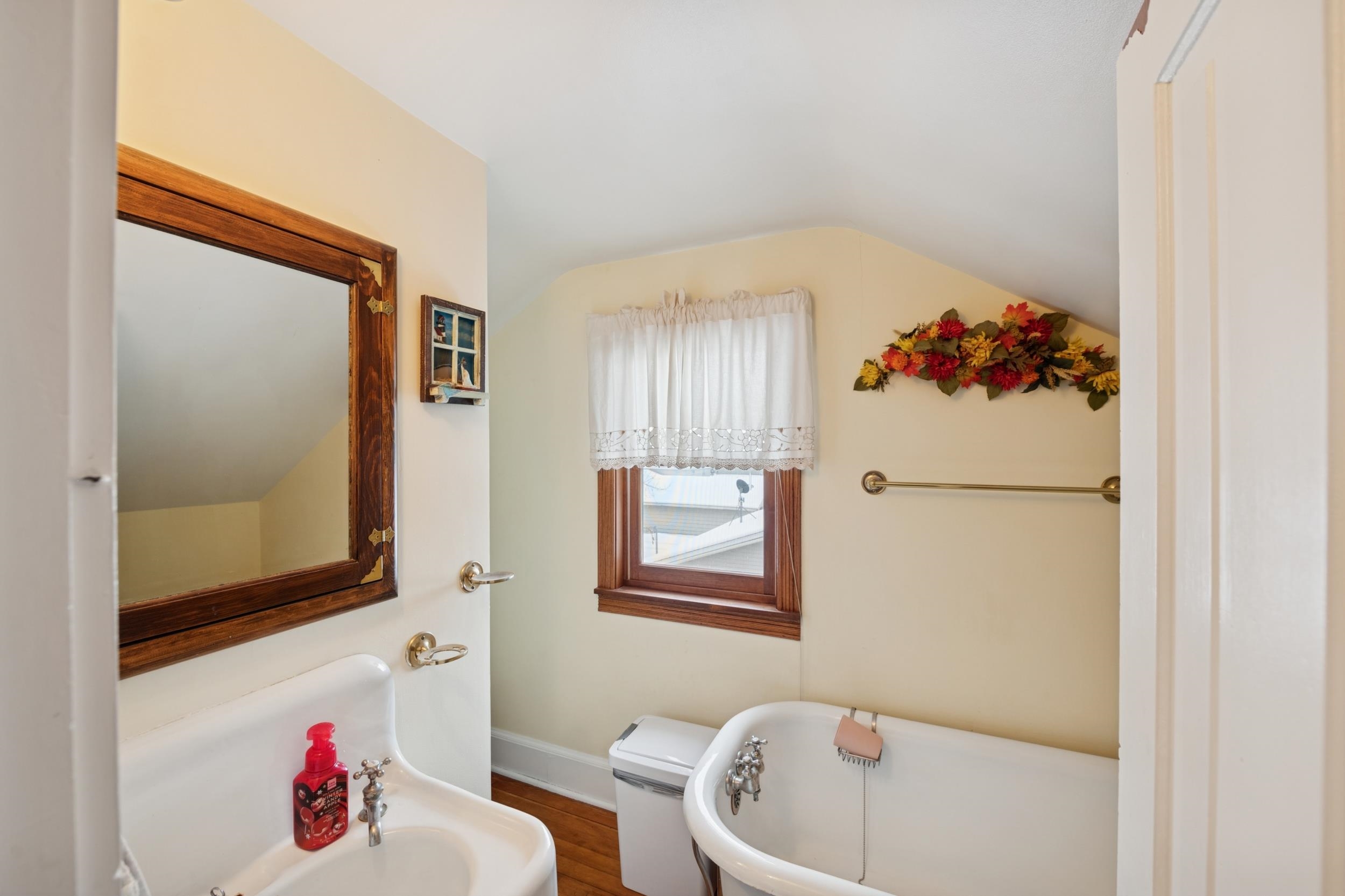 220 5th Avenue West Washburn, WI 54891 - Photo 19 of 38 Full bath featuring vaulted ceiling, a soaking tub, and wood finished floors