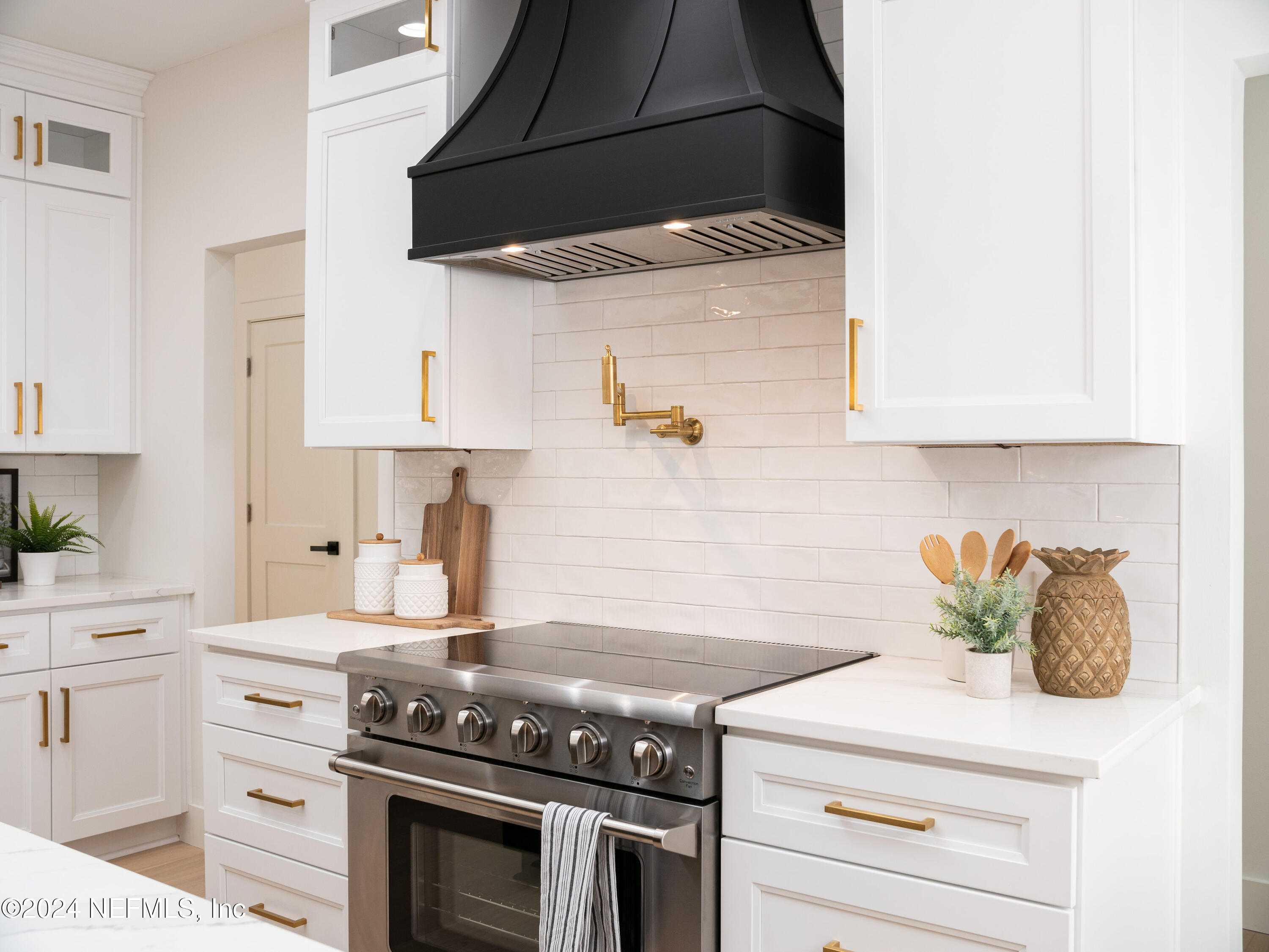 7834 Hunters Grove Road Jacksonville, FL 32256 - Photo 15 of 101 Kitchen range, Hood, and Pot Filler