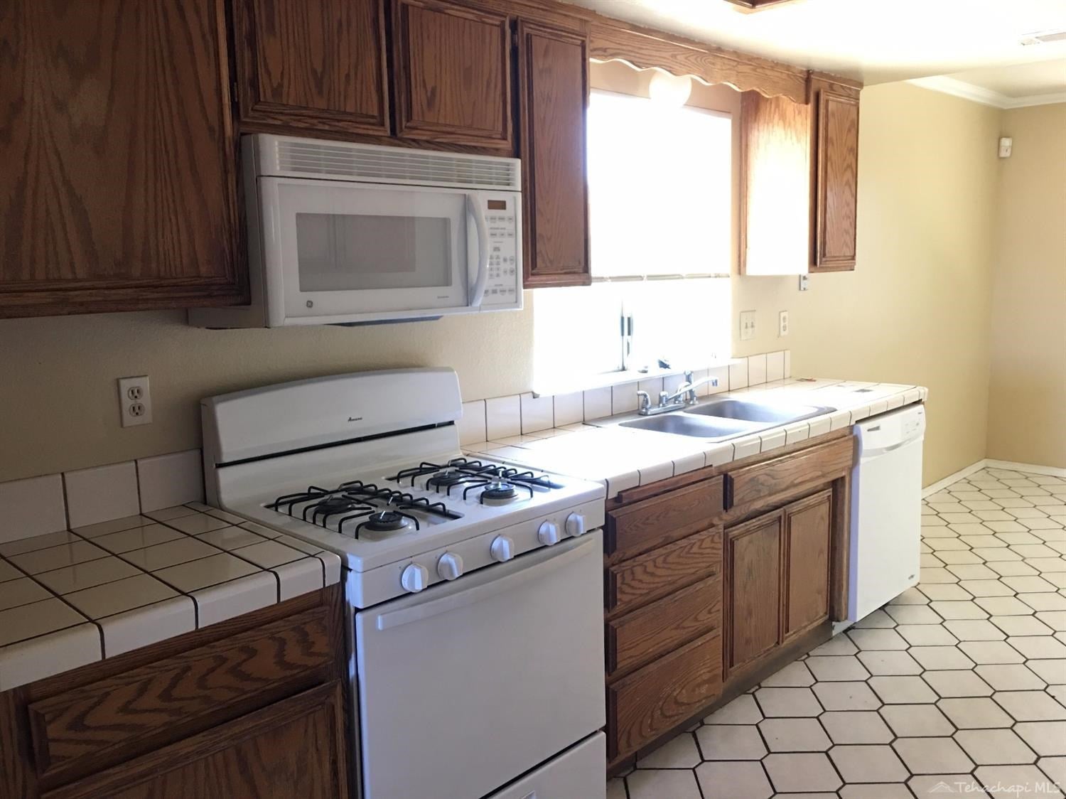 805 Elm Street Tehachapi, CA 93561 - Photo 4 of 10 Gallery Image 4
