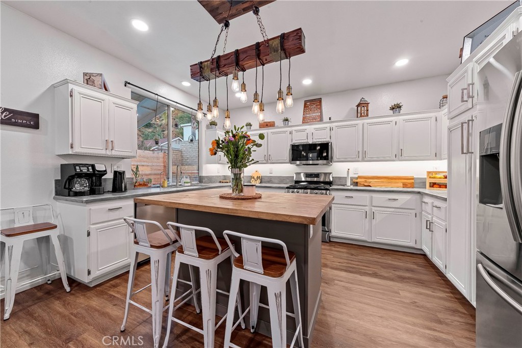 28630 Oak Valley Road Castaic, CA 91384 - Photo 15 of 54 Kitchen/island bar