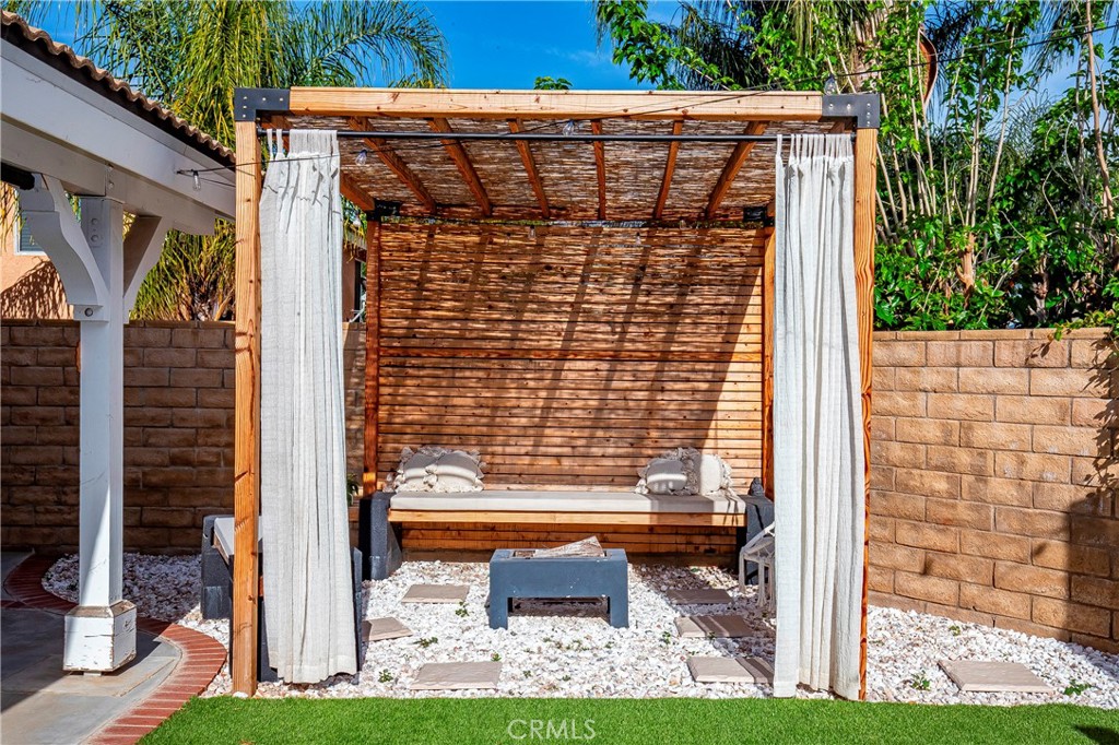 28630 Oak Valley Road Castaic, CA 91384 - Photo 39 of 54 a backyard of a house with lots of green space