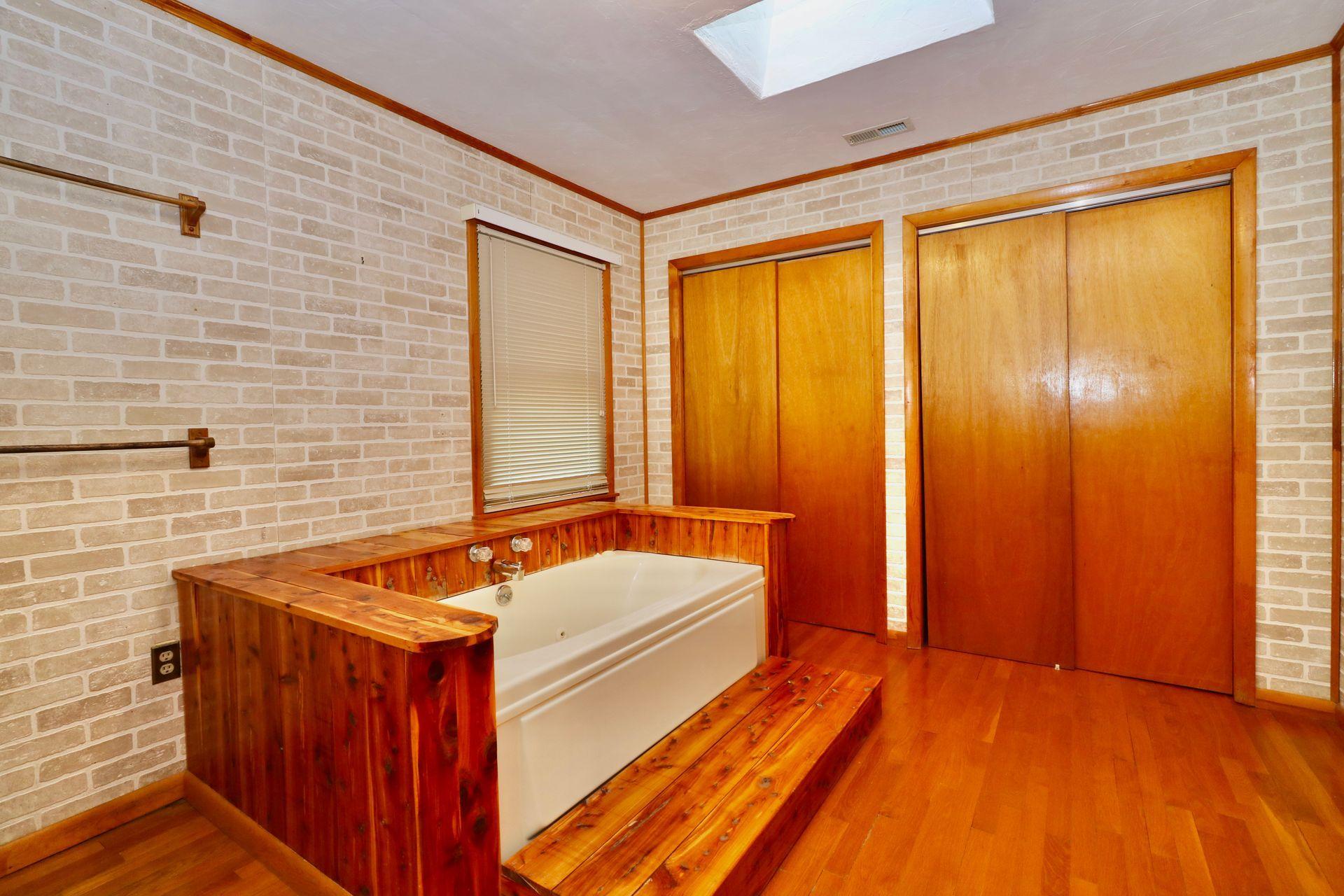 572 Arch Mill Road Buchanan, VA 24066 - Photo 20 of 48 Master Bathroom Tub