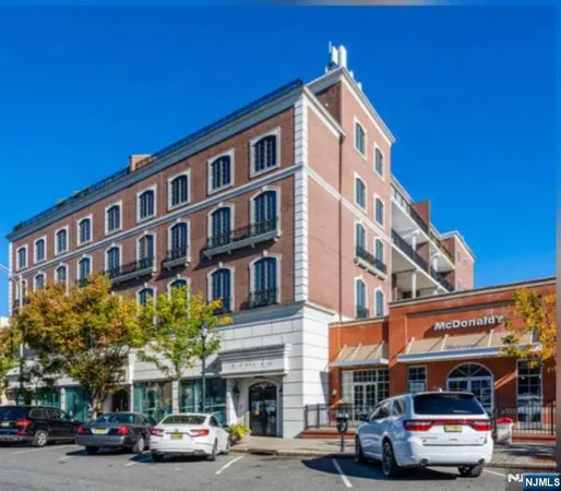 $3,150 | 53 West Palisade Avenue, Unit 206 DUPLEX, Englewood, NJ 07631