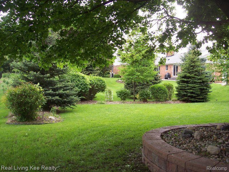 136 Coachlamp Road Rochester, MI 48306 - Photo 21 of 21 backyard