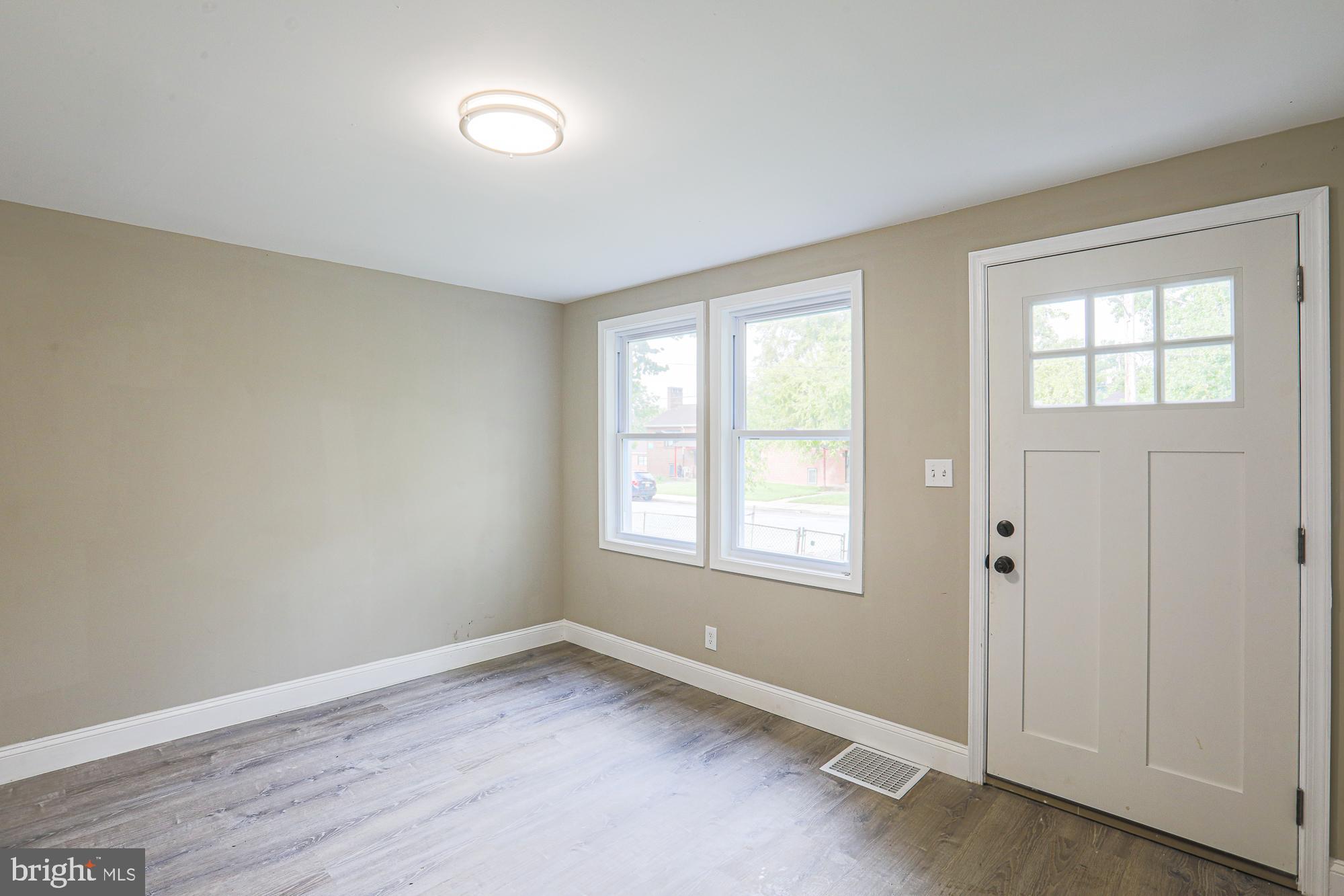 2841 Round Road Baltimore, MD 21225 - Photo 8 of 31 Living room