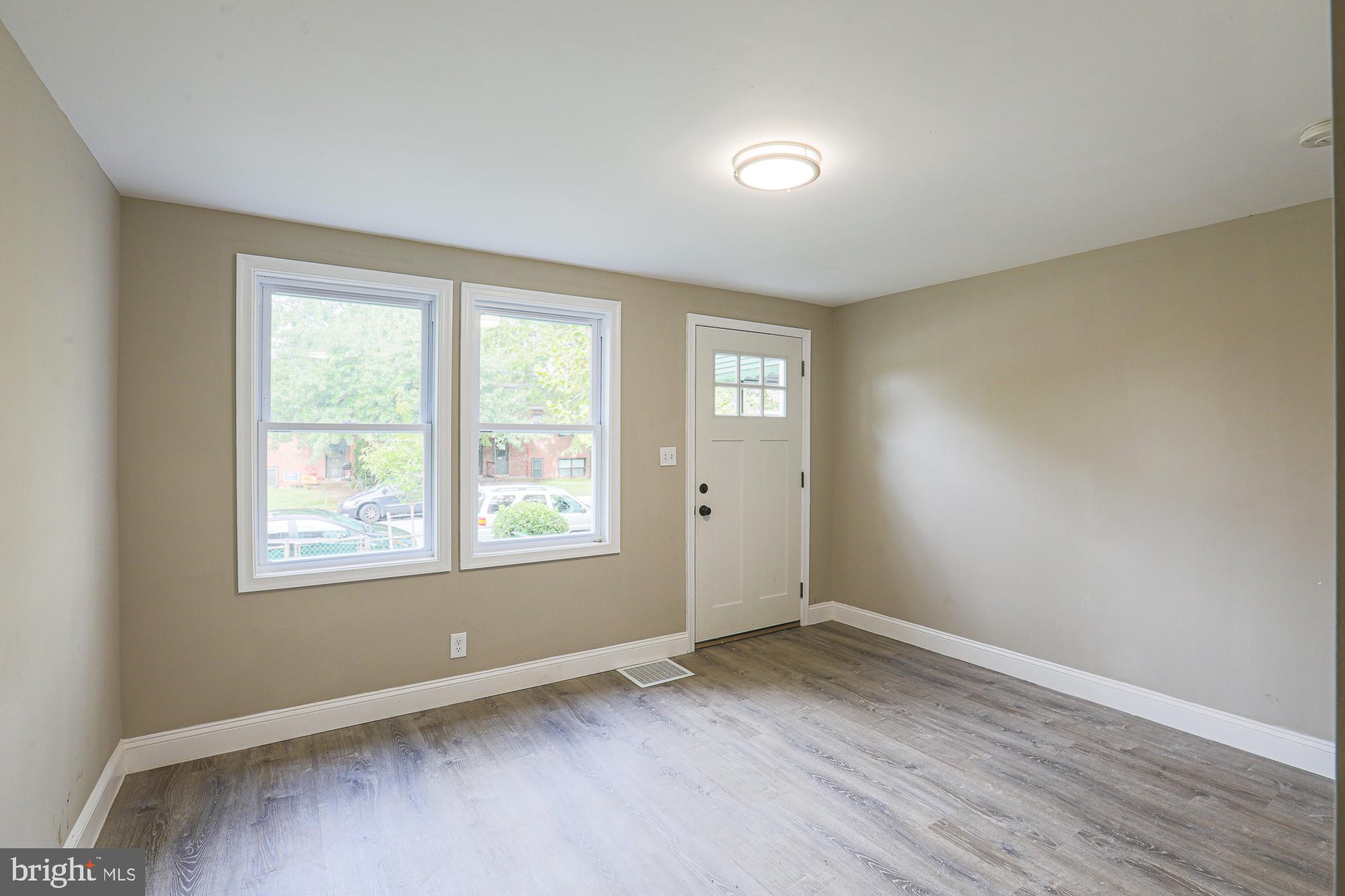 2841 Round Road Baltimore, MD 21225 - Photo 9 of 31 Living room