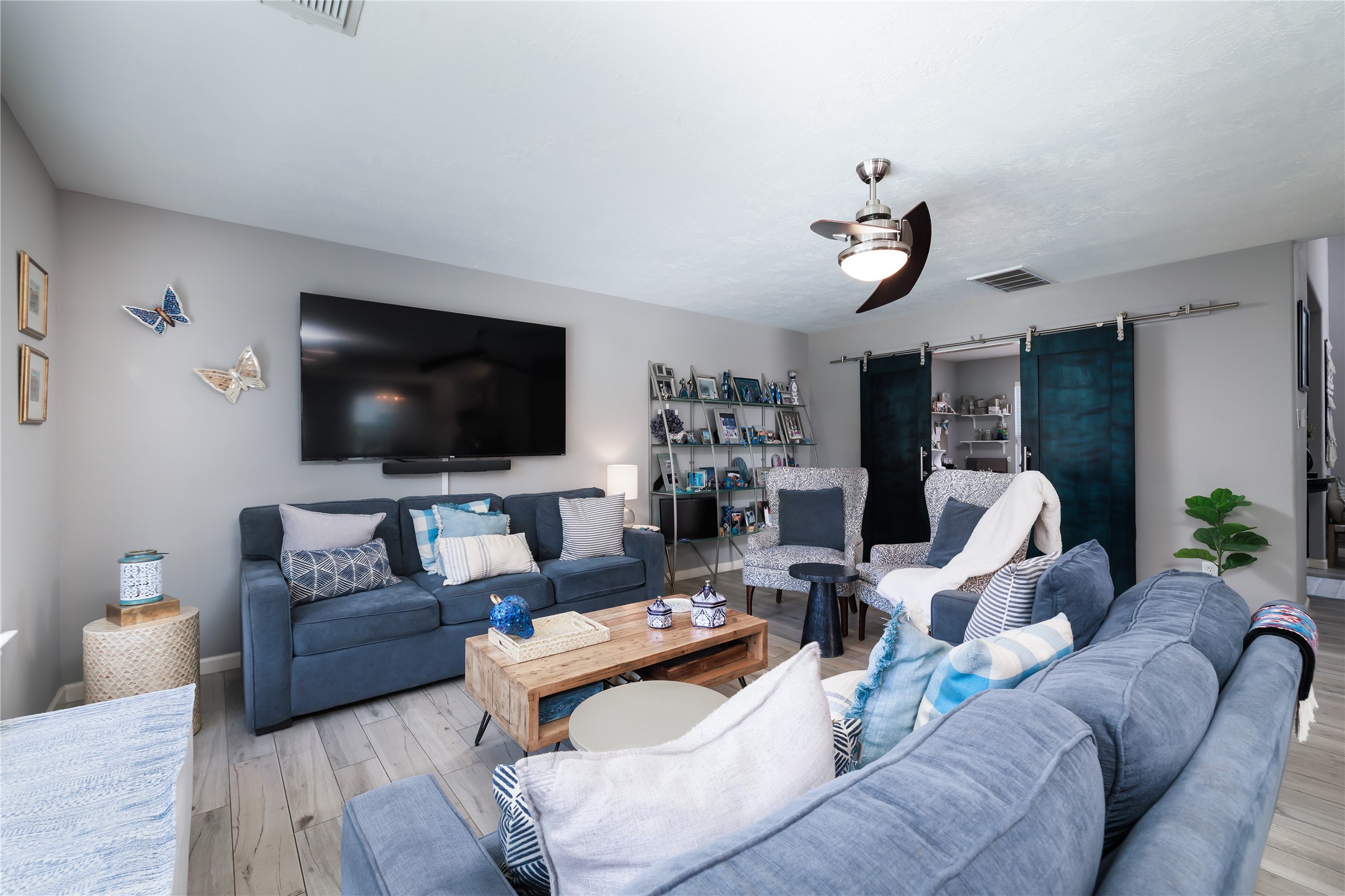 143 South Vesper Bend Circle Spring, TX 77382 - Photo 5 of 31 a living room with furniture and a flat screen tv