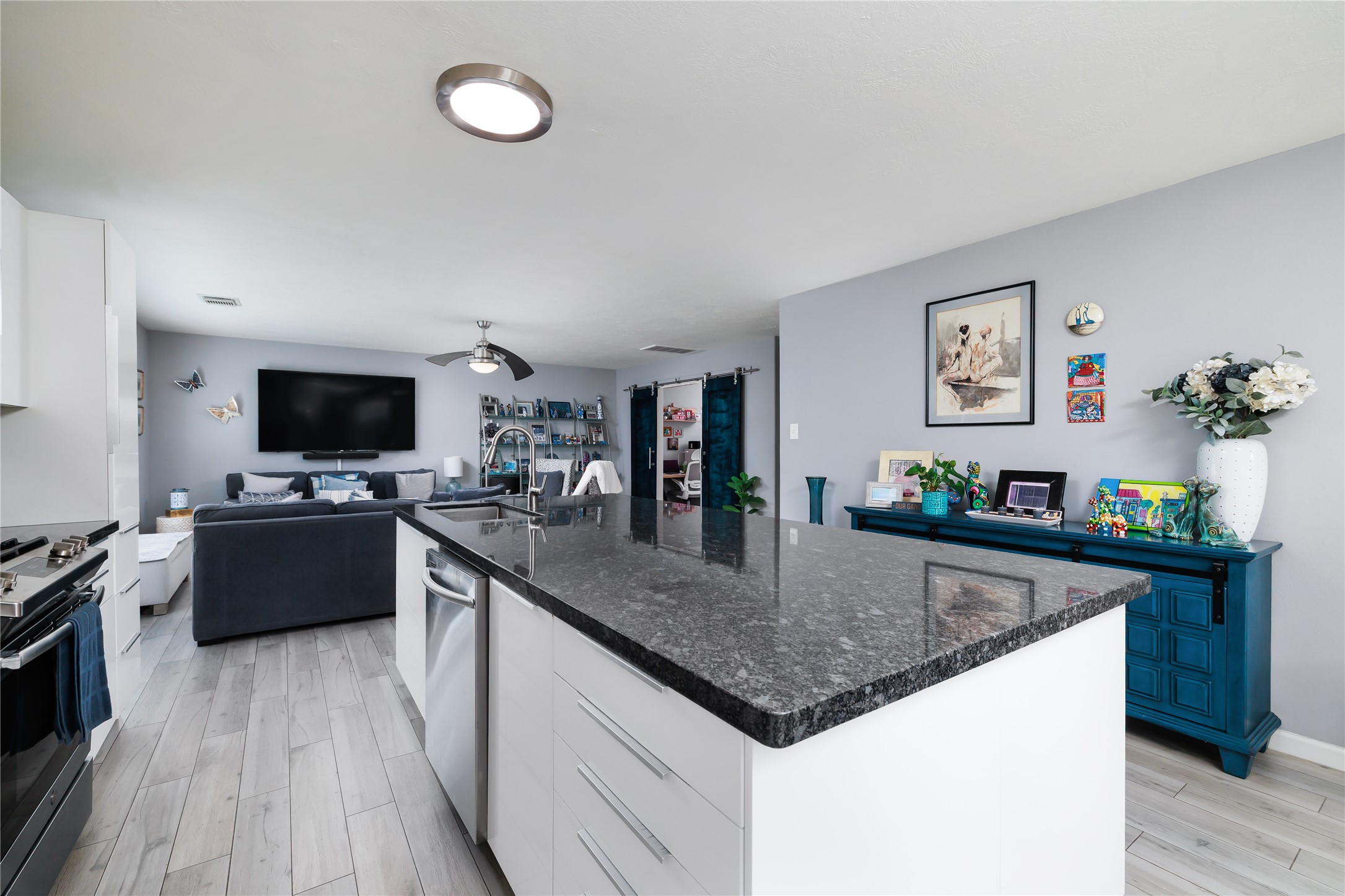 143 South Vesper Bend Circle Spring, TX 77382 - Photo 7 of 31 a kitchen with stainless steel appliances granite countertop a sink dishwasher stove and oven with wooden floor