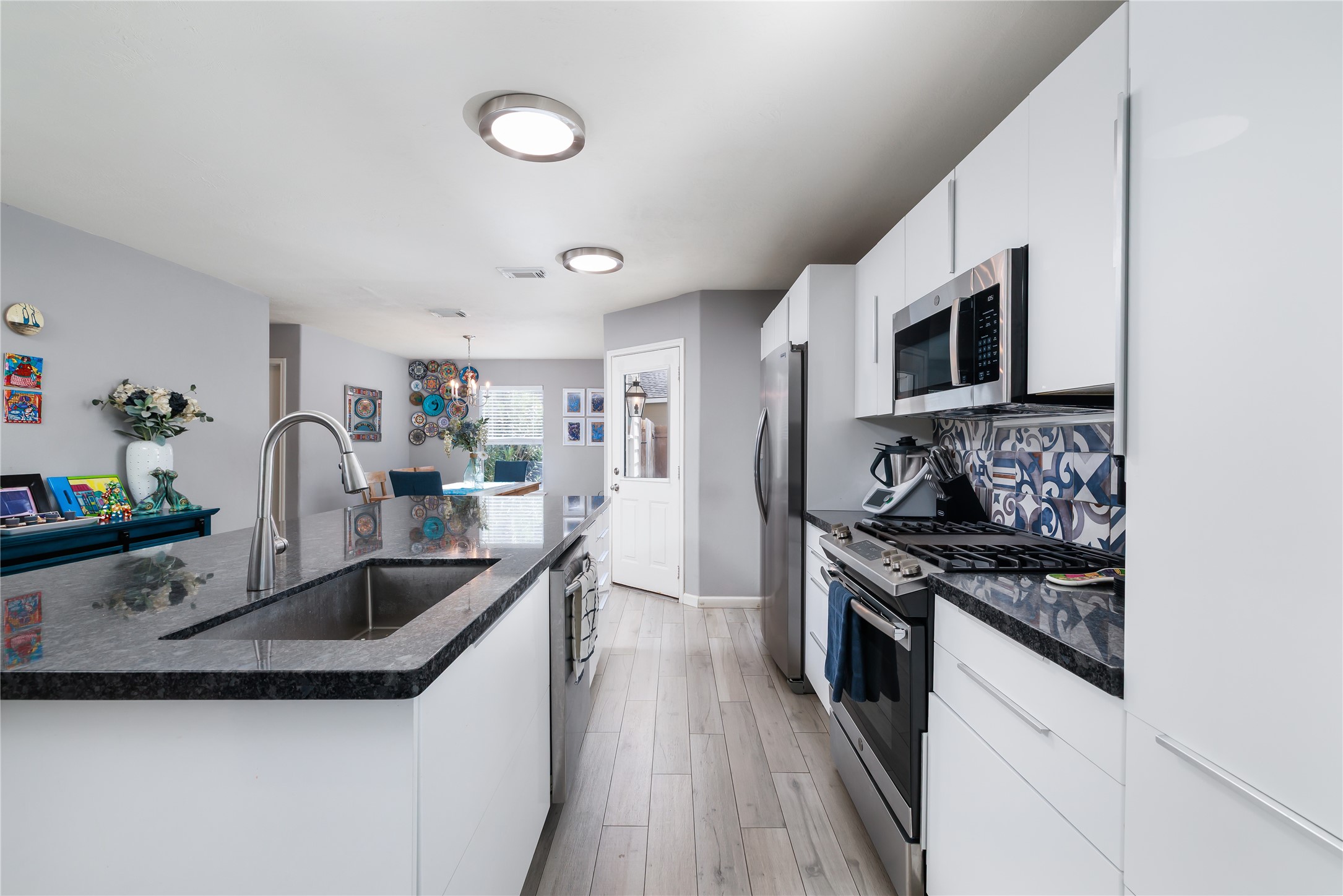 143 South Vesper Bend Circle Spring, TX 77382 - Photo 9 of 31 a kitchen with stainless steel appliances granite countertop a sink stove oven and refrigerator