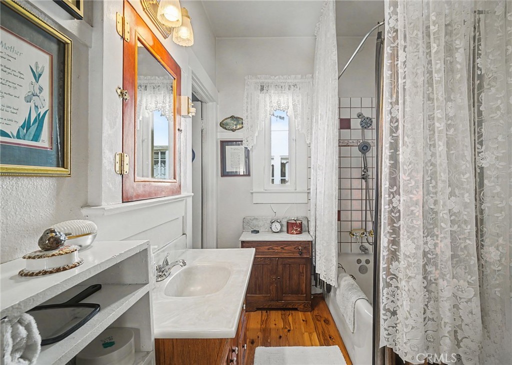 509 South 4th Street Redlands, CA 92373 - Photo 14 of 33 Bath with tub and shower