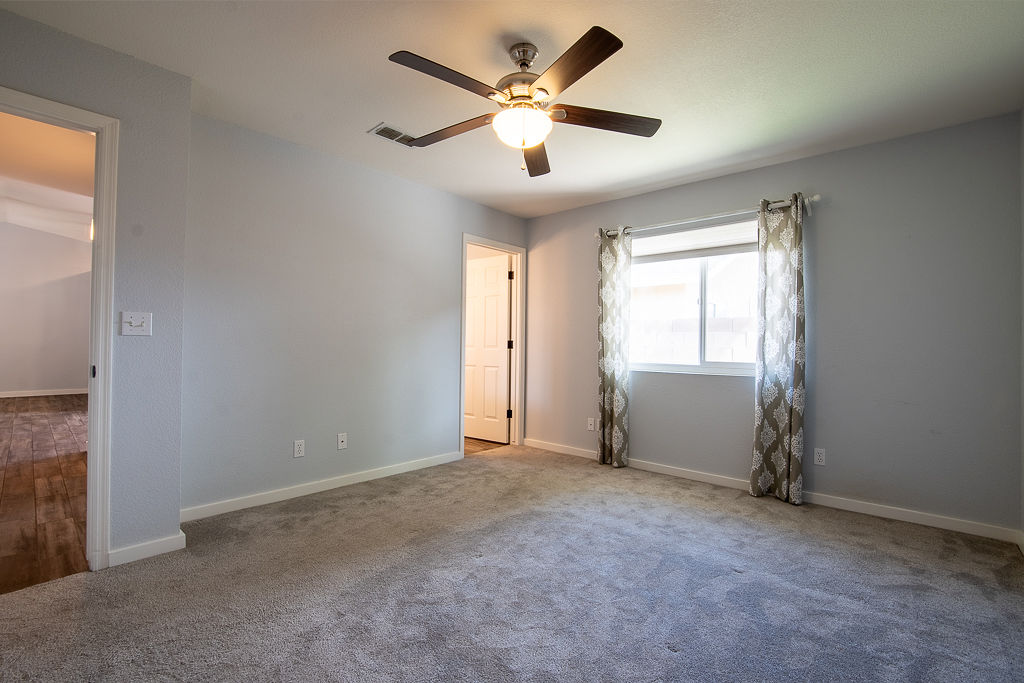 3690 North Kenneth Road Kingman, AZ 86409 - Photo 12 of 44 Primary Bedroom