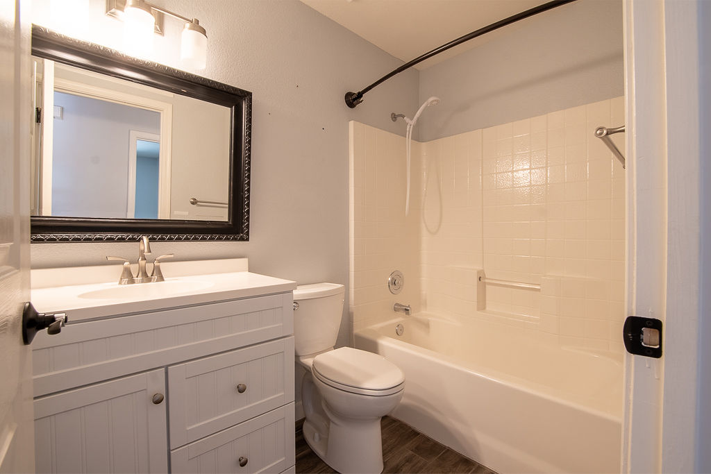 3690 North Kenneth Road Kingman, AZ 86409 - Photo 16 of 44 Hall Full Bath