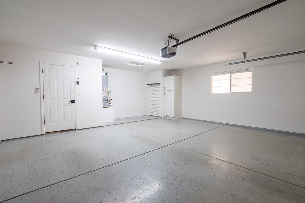 3690 North Kenneth Road Kingman, AZ 86409 - Photo 22 of 44 Garage