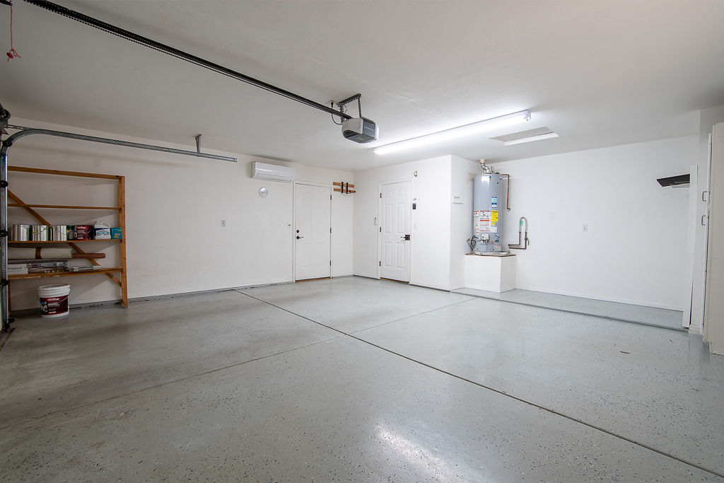 3690 North Kenneth Road Kingman, AZ 86409 - Photo 23 of 44 Garage