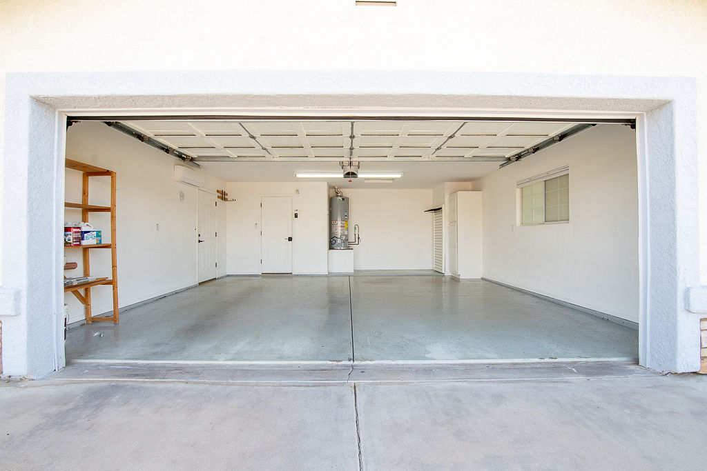 3690 North Kenneth Road Kingman, AZ 86409 - Photo 24 of 44 Garage