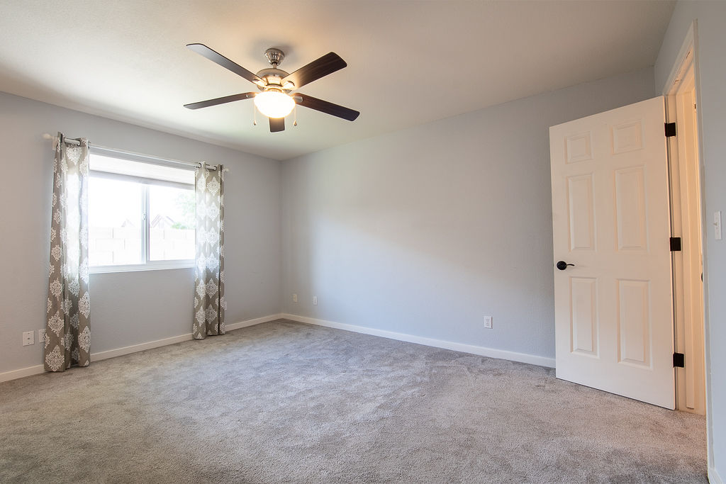 3690 North Kenneth Road Kingman, AZ 86409 - Photo 10 of 44 Primary Bedroom