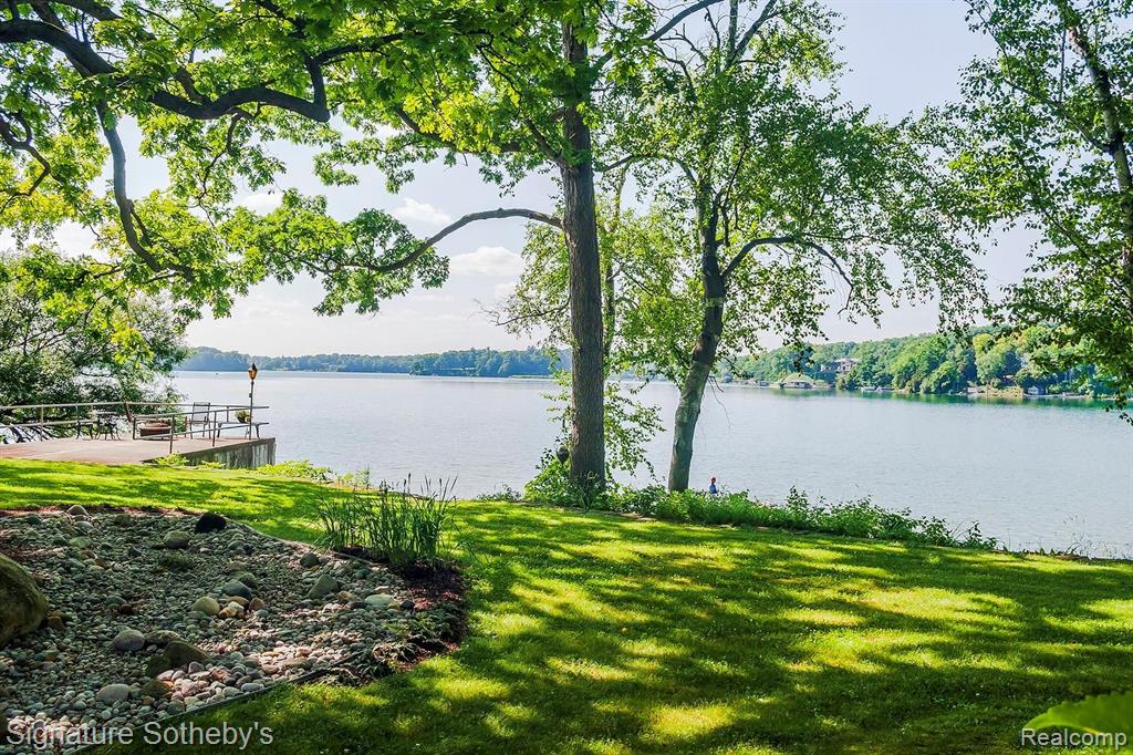204 Gallogly Road Lake Angelus, MI 48326 - Photo 2 of 85