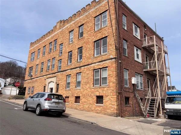 $1,850 | 207 Valley Road, Unit 3, Clifton, NJ 07013