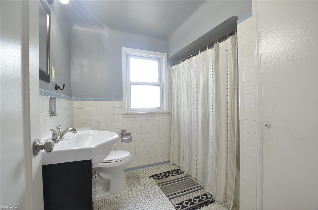 20926 Moross Road Grosse Pointe, MI 48236 - Photo 10 of 16 31375988-9.JPG