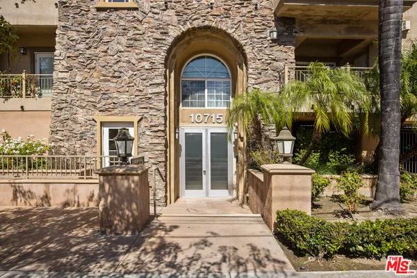 $899,000 | 10715 Camarillo Street, Unit 307, North Hollywood, CA 91602