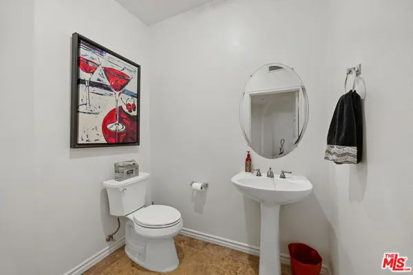 $899,000 | 10715 Camarillo Street, Unit 307, North Hollywood, CA 91602