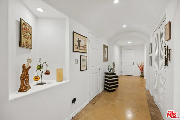 $899,000 | 10715 Camarillo Street, Unit 307, North Hollywood, CA 91602