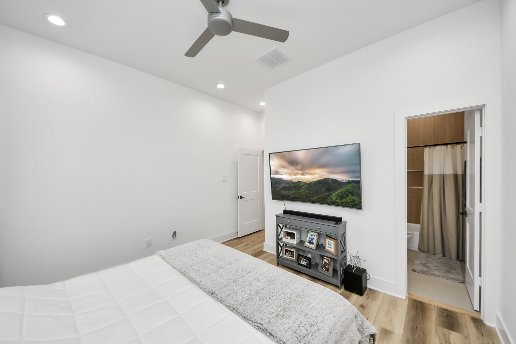 1044 West 17th Street Houston, TX 77008 - Photo 41 of 48 a bedroom with a bed and a flat screen tv