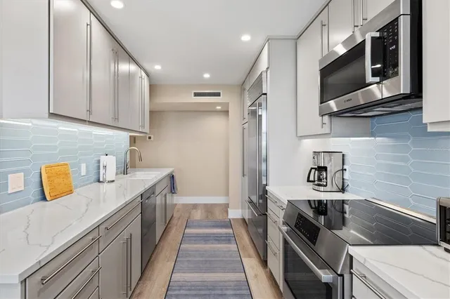 $1,100,000 | 1050 Longboat Club Road, Unit 903, Longboat Key, FL 34228