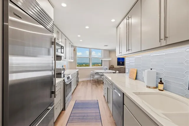 $1,100,000 | 1050 Longboat Club Road, Unit 903, Longboat Key, FL 34228