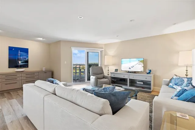 $1,100,000 | 1050 Longboat Club Road, Unit 903, Longboat Key, FL 34228