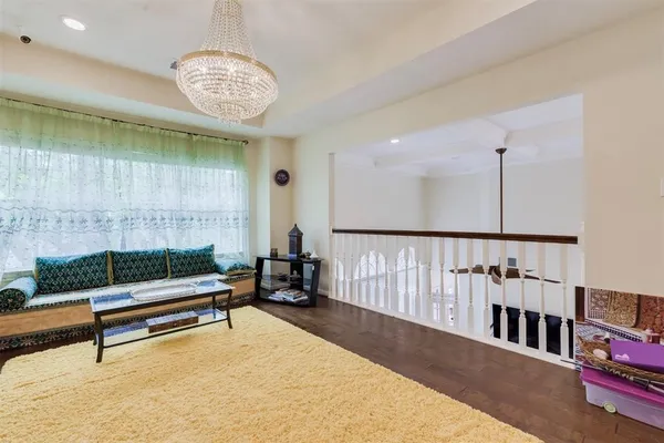 a view of livingroom with furniture